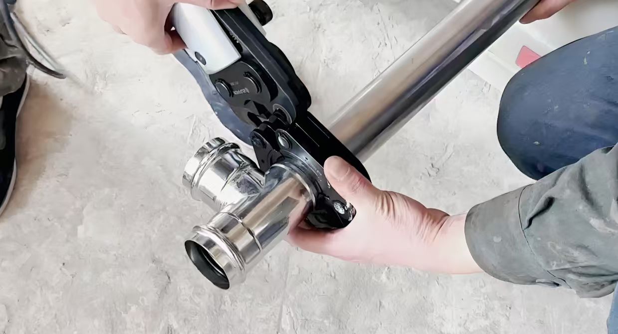 如何判断卡压式连接工具是否需要更换？