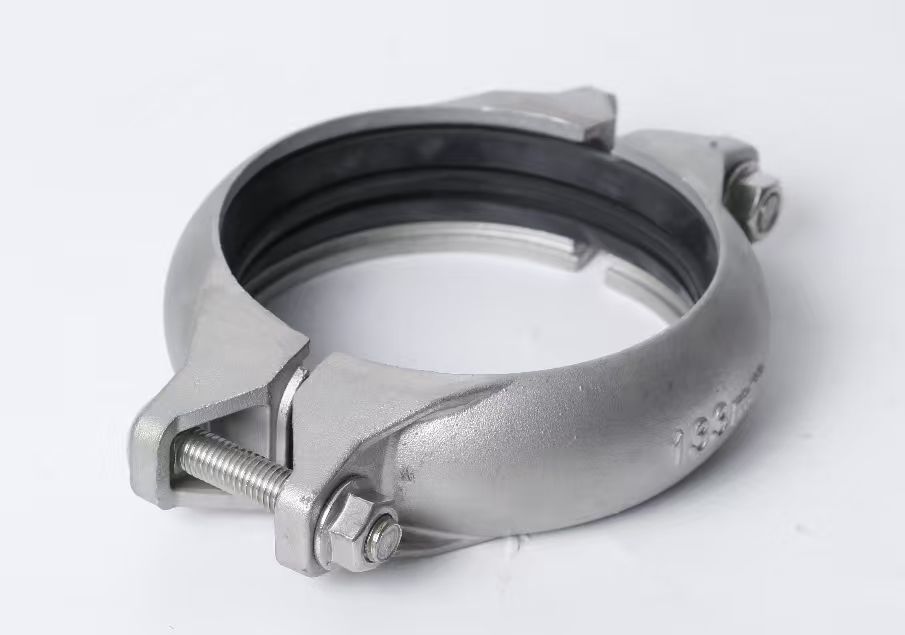 安装不锈钢卡箍连接时，管道切口的标准尺寸是多少？