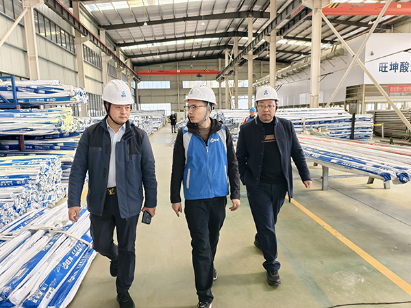 寻找实力不锈钢管生产厂家？某项目领导视察mg不朽情缘官网工厂连连称赞！