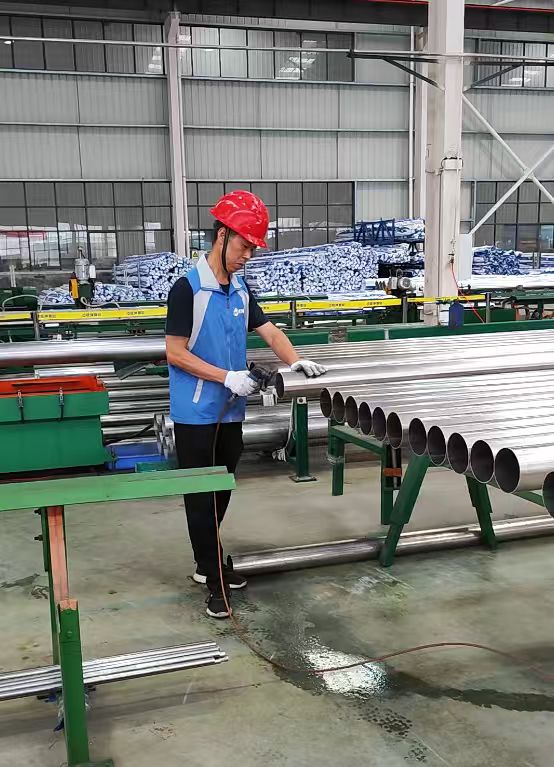 卡压式连接不锈钢水管的预处理步骤中，管材切口的处理方法是什么